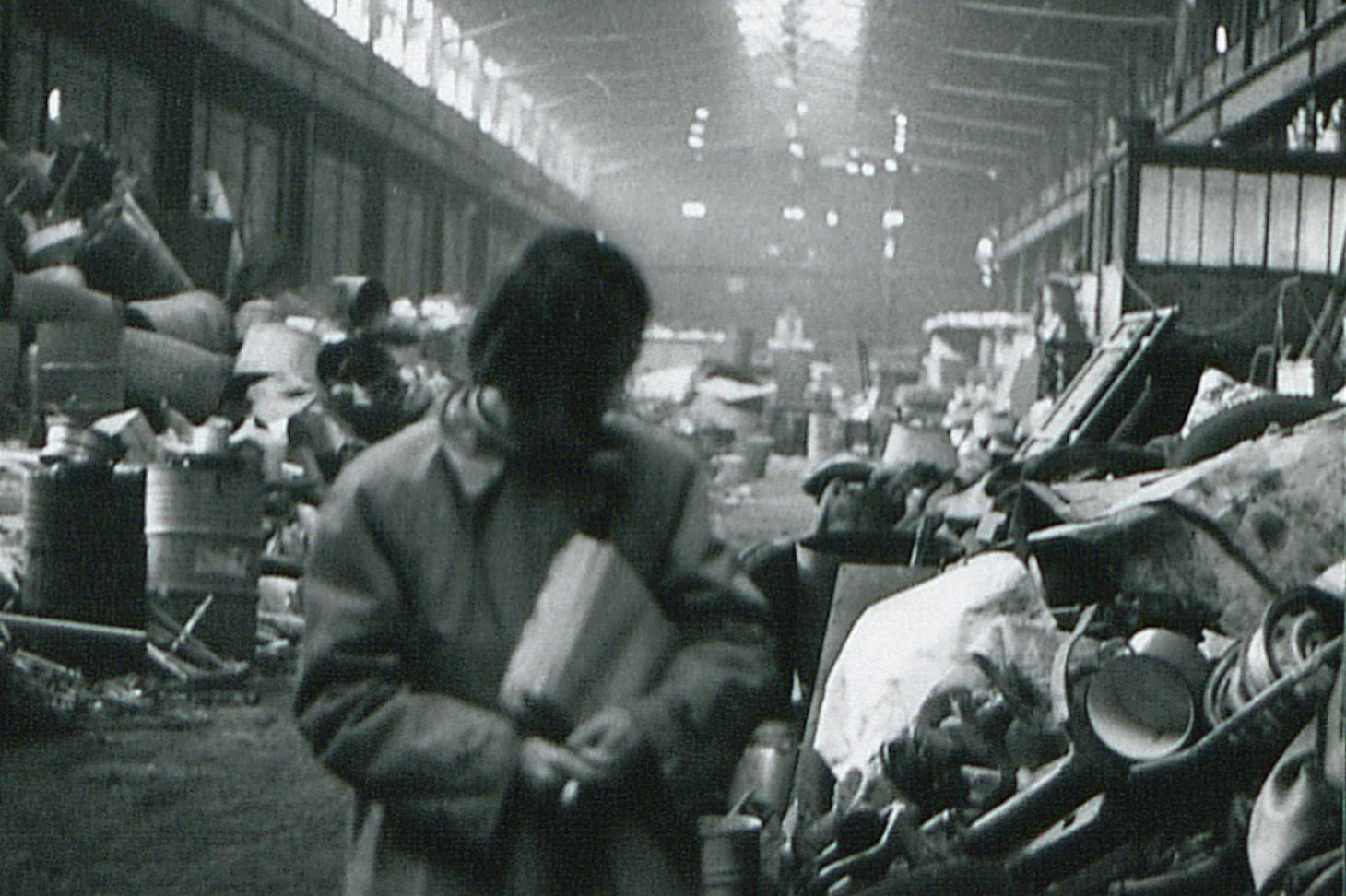 Photo de Jean-Paul GOUX : Une femme dans une usine déchetterie