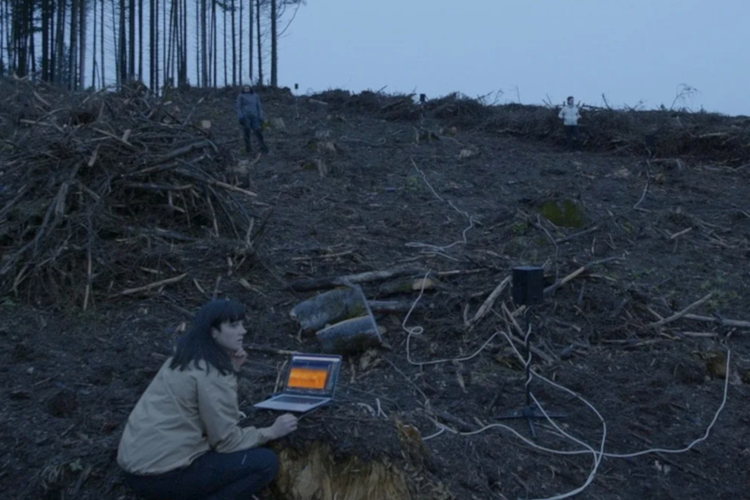 photo où l'on voit une femme capter les sons de la forêt après un ince