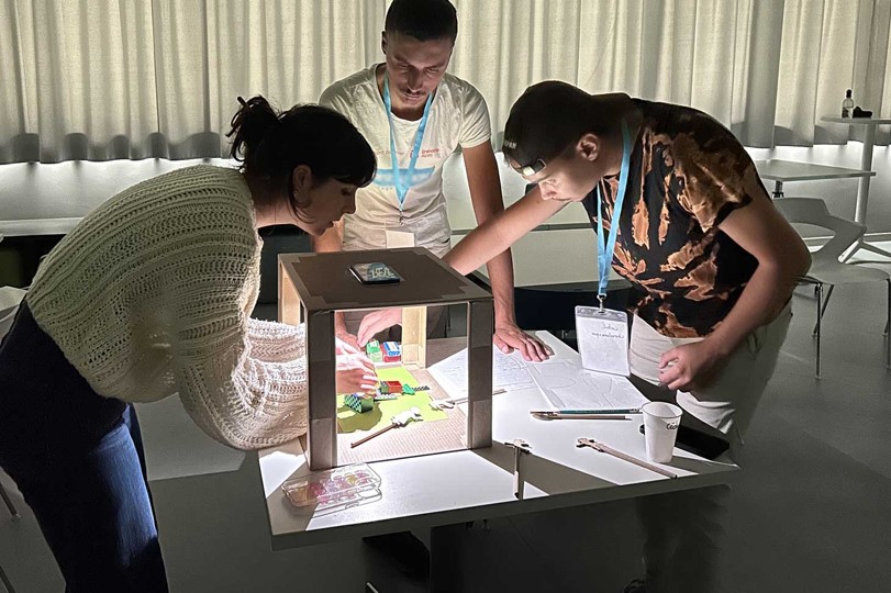 Etudiants en train de tourner une vidéo prototypage pour illustrer un projet Etudiants en train de tourner une vidéo prototypage pour illustrer un projet